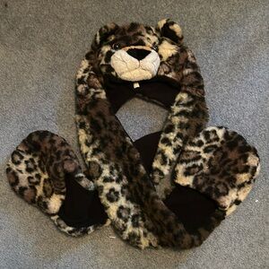 Kids hat with spots for hands